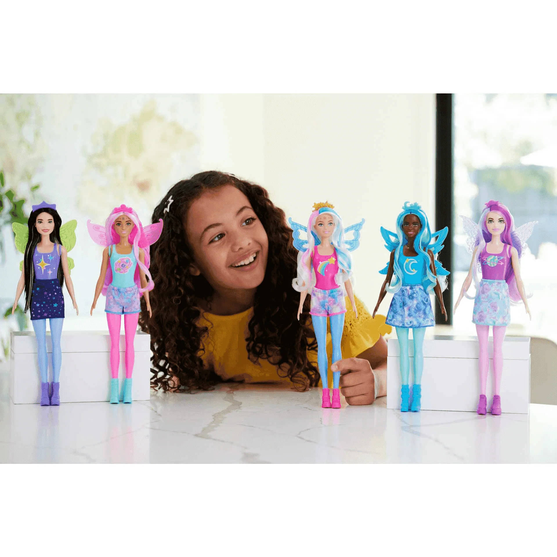 Barbie Color Reveal Muñeca con 6 sorpresas al abrir la caja, colección Rainbow Galaxy con un brillo - Image 2