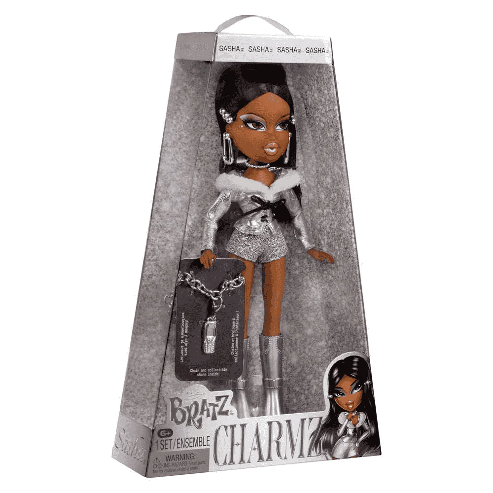Bratz Stylin’ Charmz Muñeca Sasha Edición 25º Aniversario con Charm Coleccionable