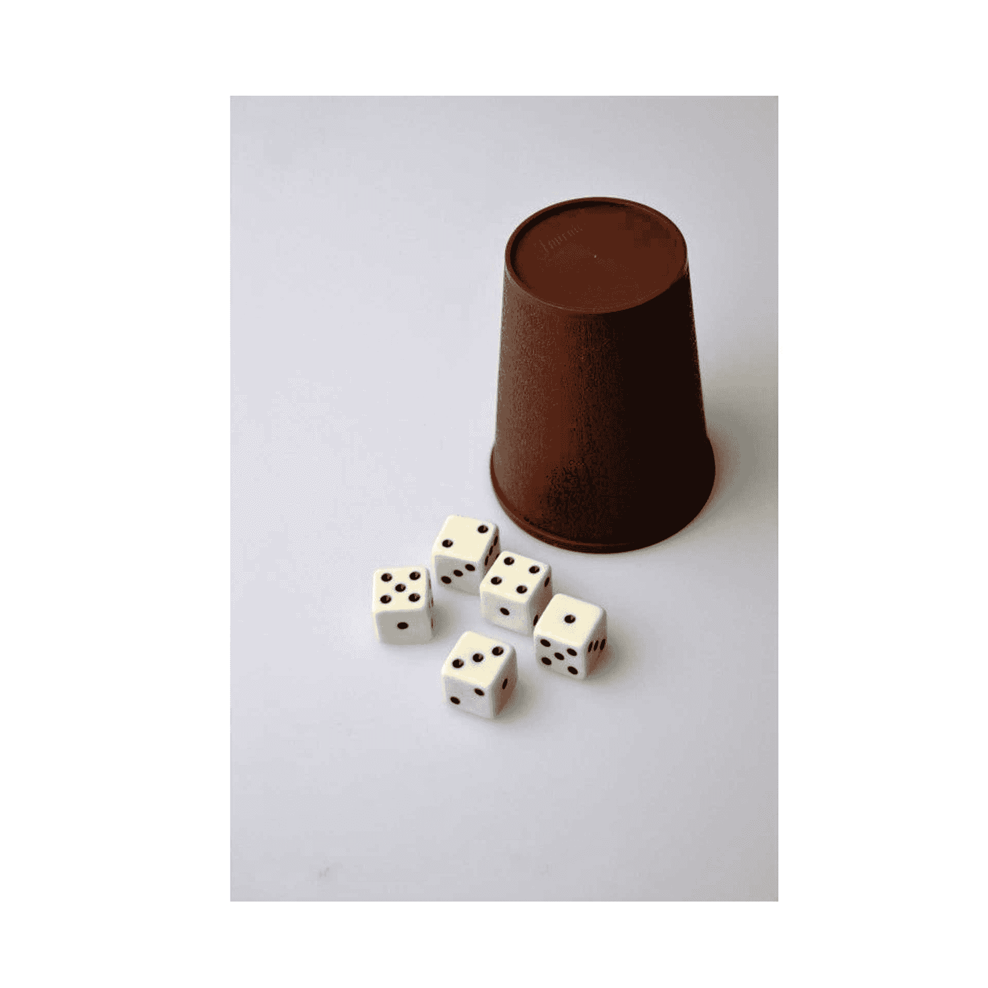 Cubilete y dados poker Fournier - Image 2