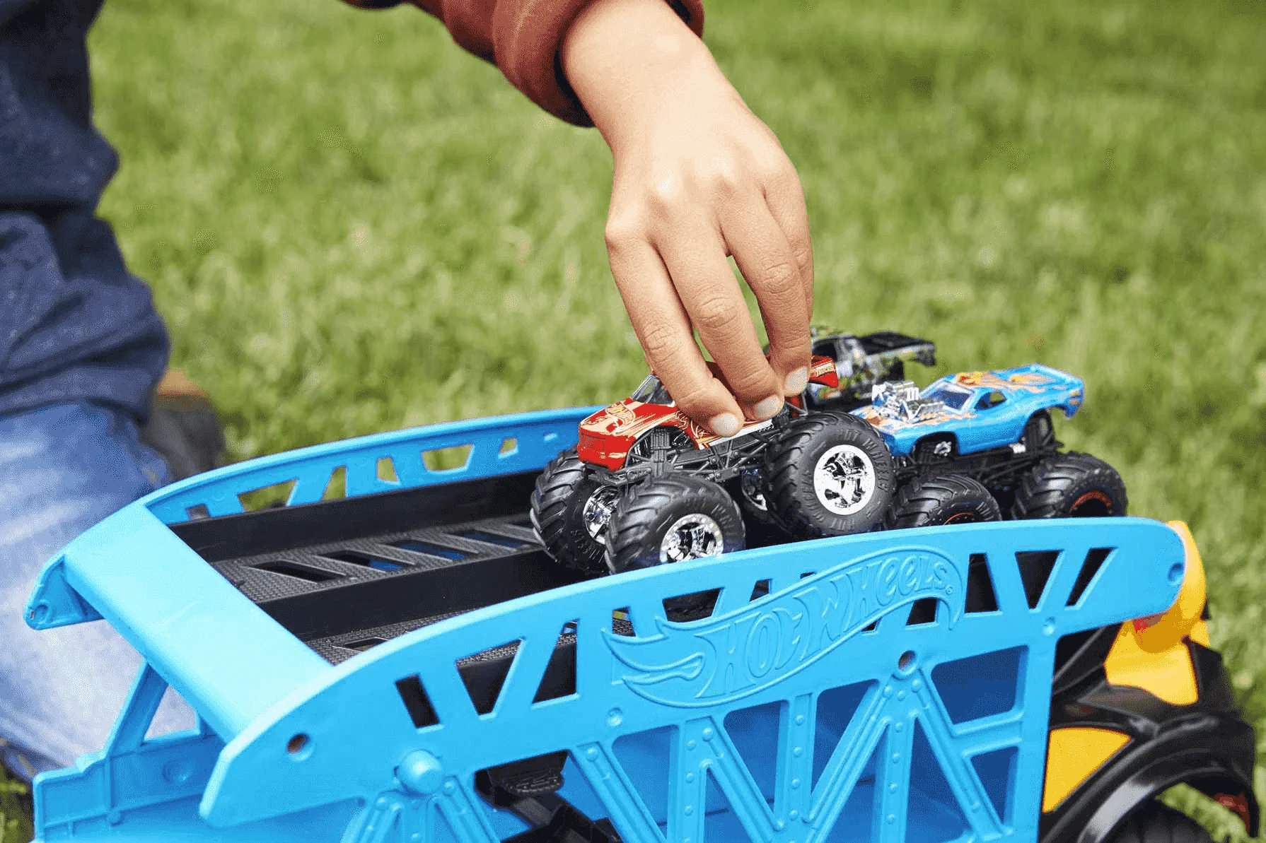 Hot Wheels Monster Trucks Camión Monster Mover Vehículo transportador de coches, incluye 3 coches de - Image 4