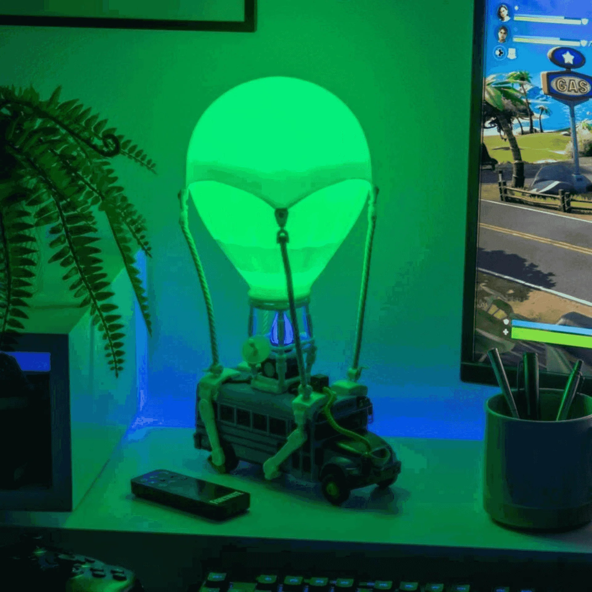 Lámpara Fortnite Battle Bus – Luz LED con Soporte para Auriculares - Image 2