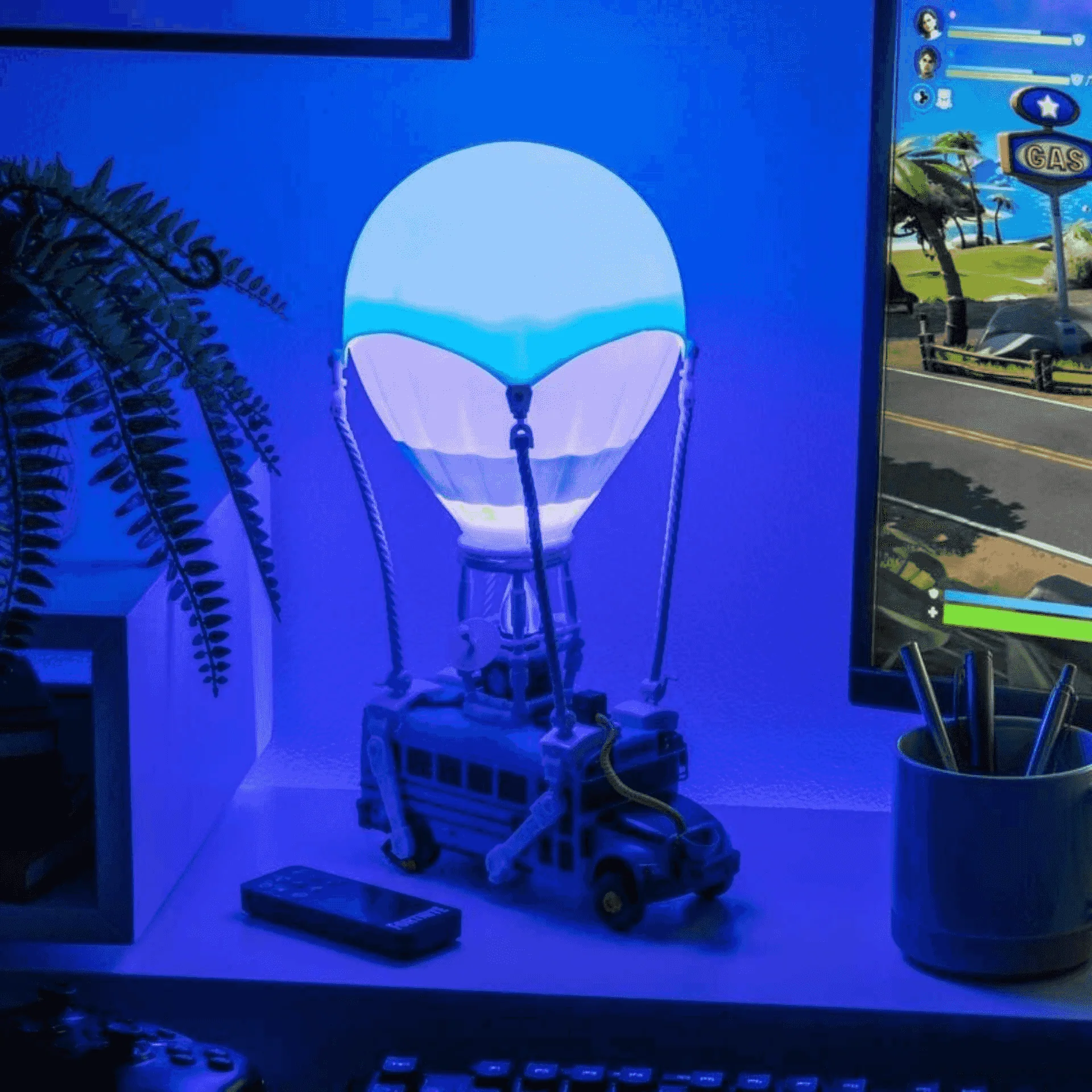 Lámpara Fortnite Battle Bus – Luz LED con Soporte para Auriculares - Image 3