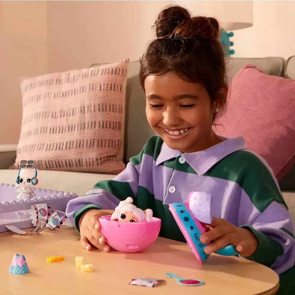 LOL Eye Spy Tots – Muñeca sorpresa con pistas y cambio de color - Image 5