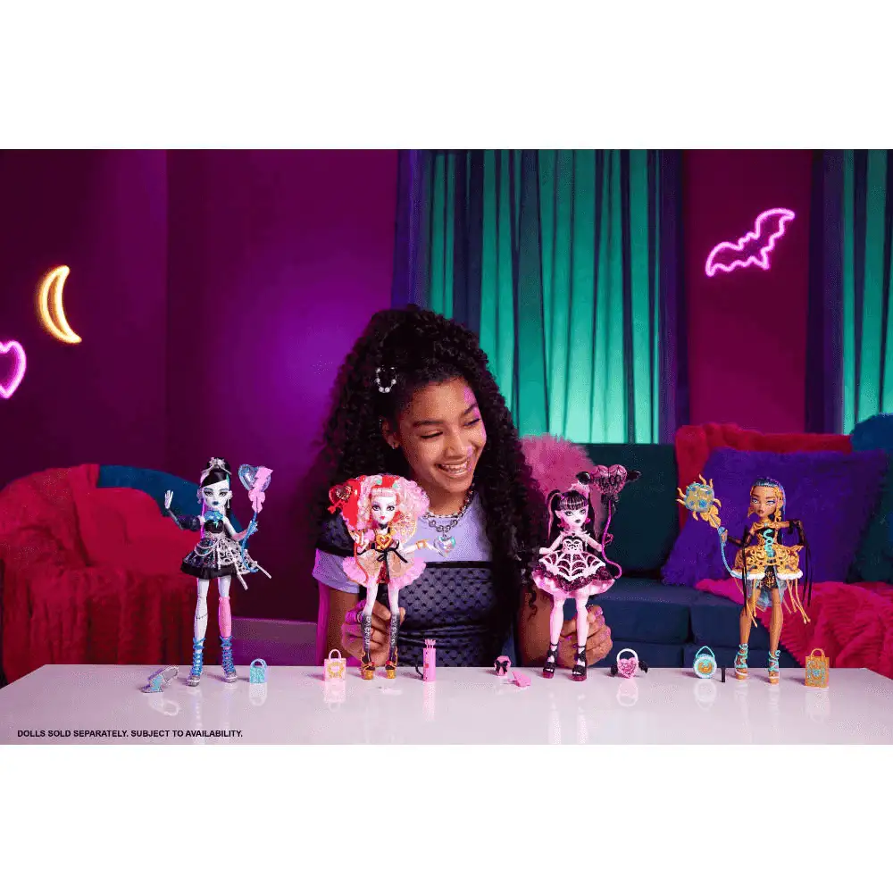 Monster High Cumplespantos Draculaura – Muñeca de fiesta con vestido rosa y accesorios - Image 3