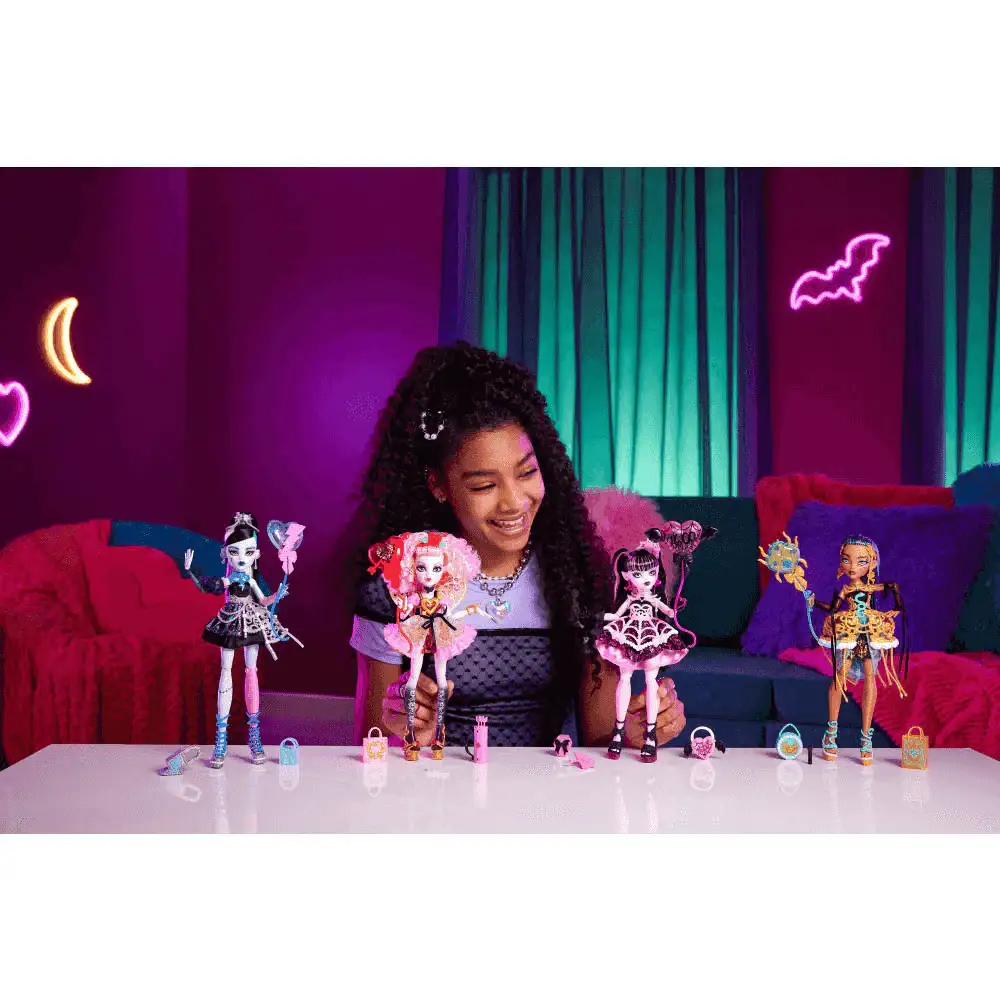 Monster High Cumplespantos Frankie Stein – Muñeca de fiesta con look electrizante - Image 3
