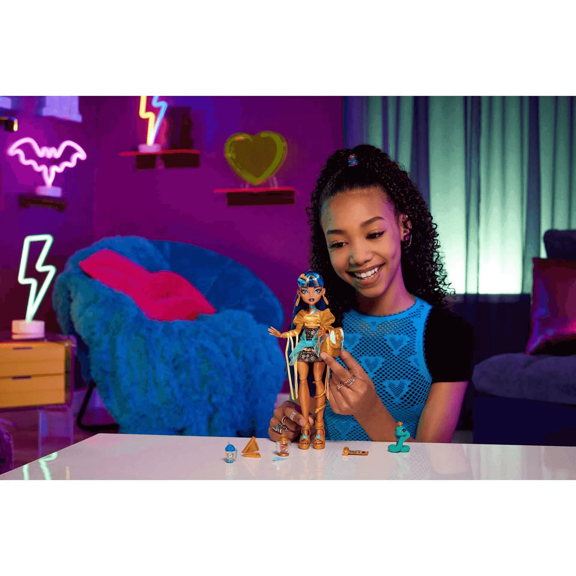 Monster High Muñeca Cleo De Nile de Monster High Estilo Divino con Mascota Cobra Hissette - Image 2