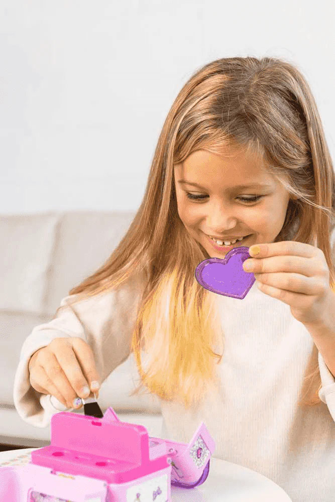 Secret Beauty Box – Caja sorpresa de maquillaje infantil con más de 15 accesorios y pegatinas - Image 7