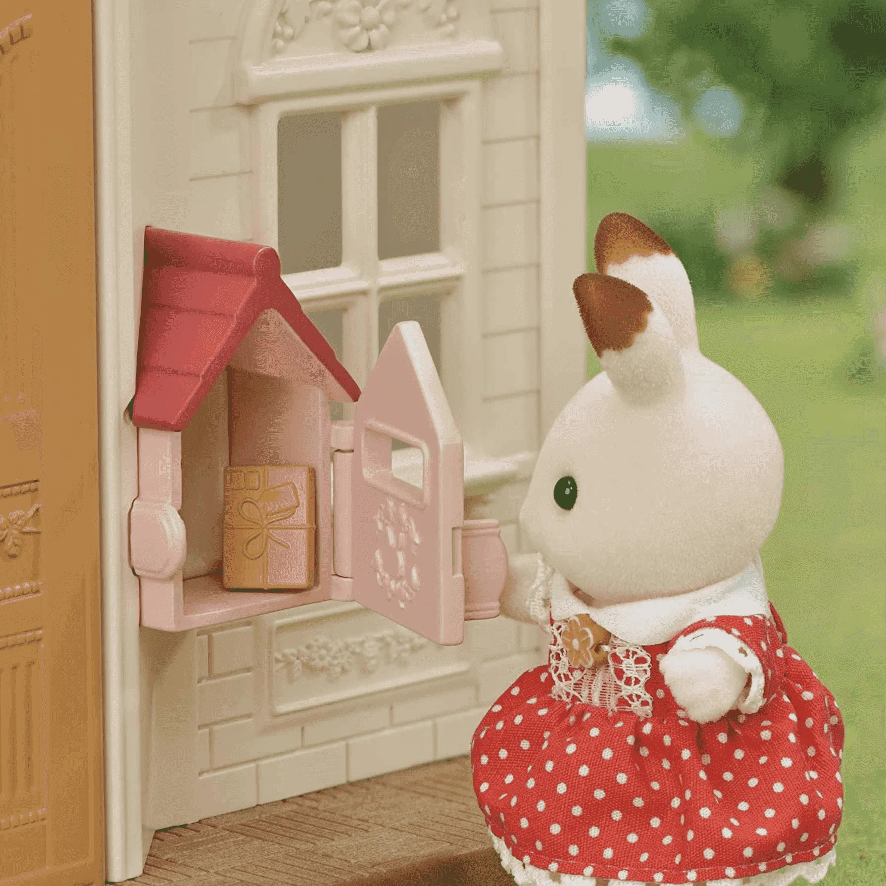 Sylvanian Families Casa de Campo con Tejado Rojo - Image 3